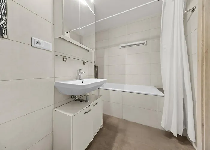 Air-conditioned, 2 With Balcony, New Building Raca شقة براتسيلافا